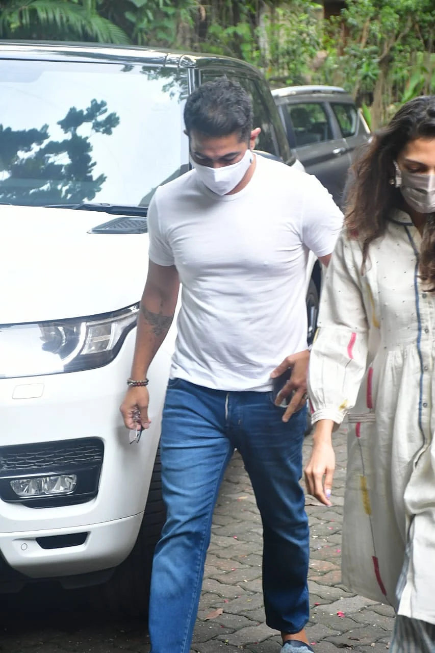 In Pics: Shatrughan Sinha, Karisma Kapoor and others arrive at Chunky Panday's residence after his mother's demise