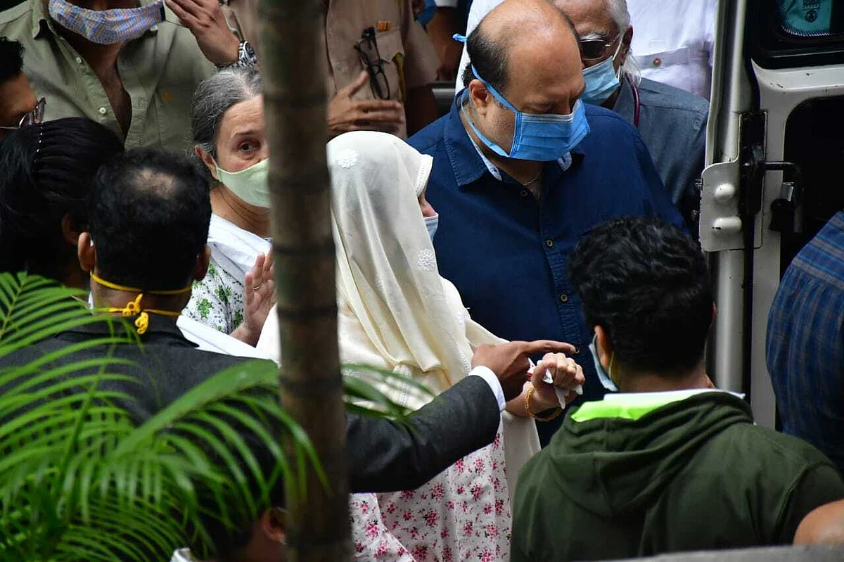 Dilip Kumar Funeral Pictures: Actor's last rites to be held at Mumbai's Juhu Muslim Cemetery