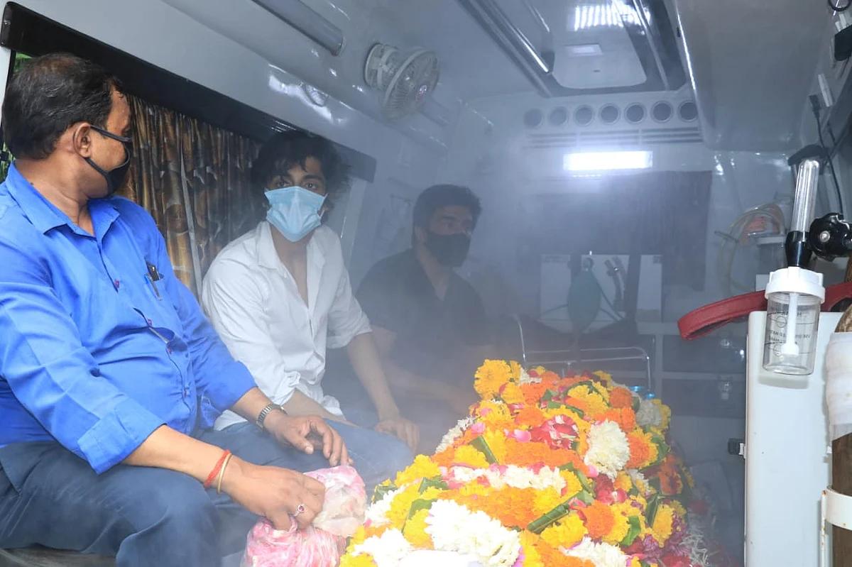 Photos: Chunky Panday performs last rites of his mother; Ananya and her sister Rysa break down at funeral