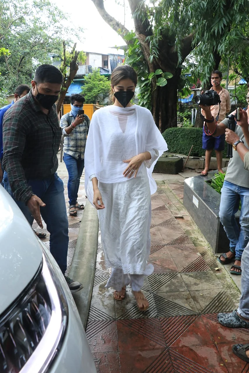 Photos: Chunky Panday performs last rites of his mother; Ananya and her sister Rysa break down at funeral