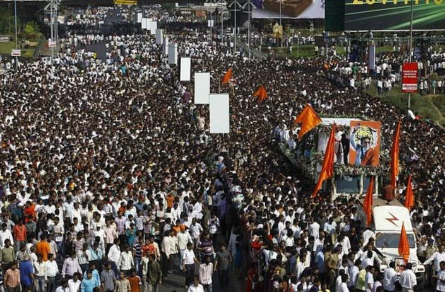 Thackeray’s cortege reaches Shivaji Park, cremation at 6 pm. First Public Cremation in Mumbai since 1947, as lakhs join funeral procession