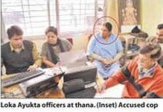 Police woman caught while taking bribe