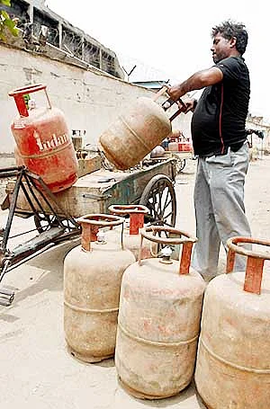 Price of cooking gas may rise by Rs 4-10