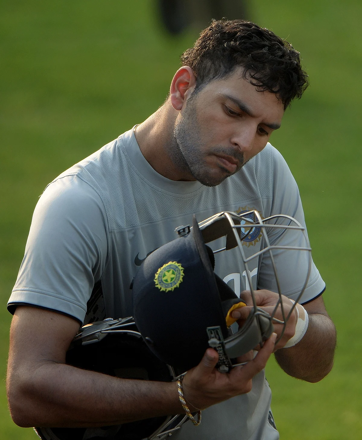 MSD backs struggling Yuvraj to strike form