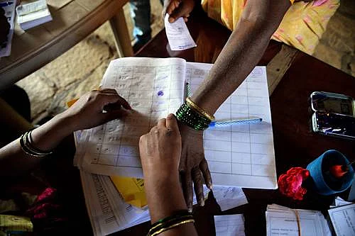Around 40 percent vote in Maharashtra