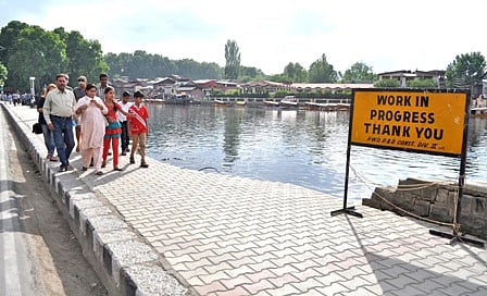 Parapet walls around Dal Lake in Kashmir to be restored