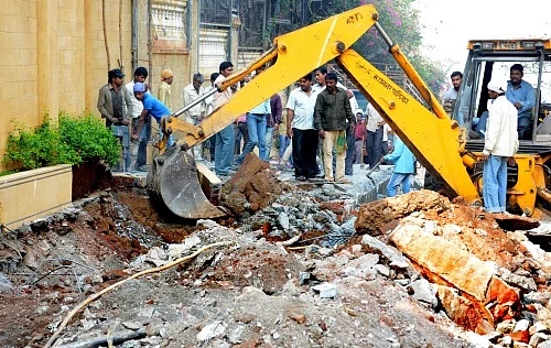 BMC demolishes ramp outside Shah Rukh Khan’s ‘Mannat’