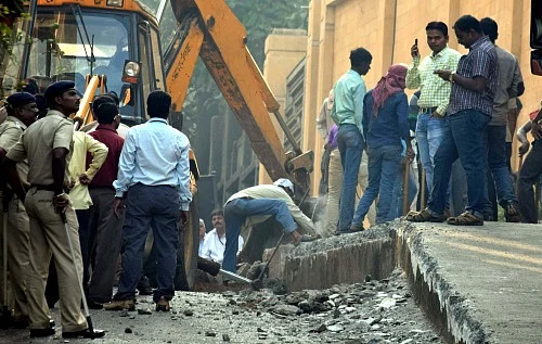 BMC demolishes ramp outside Shah Rukh Khan’s ‘Mannat’