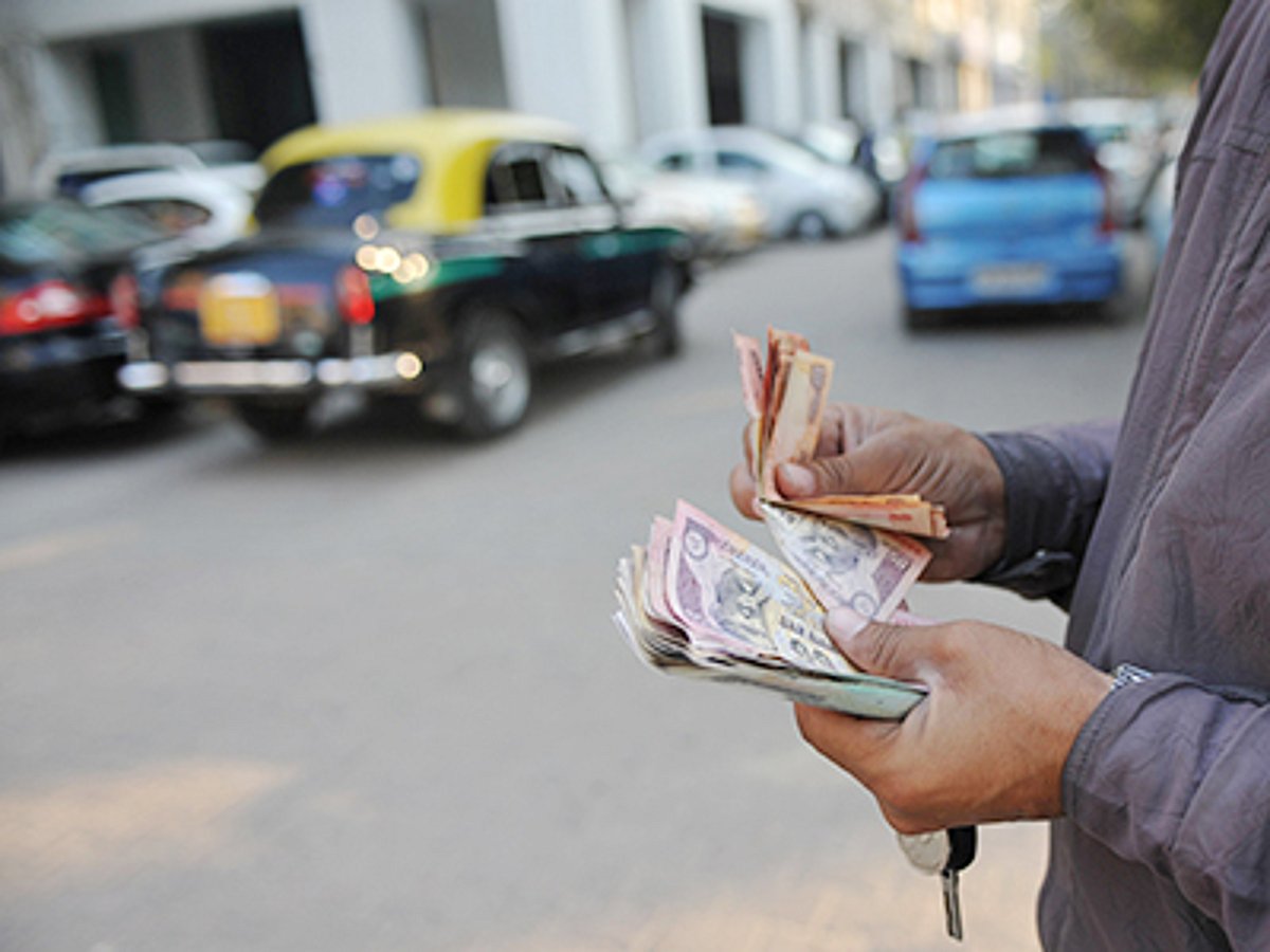 Re loses 2.6% against dollar; currency's fortunes depend on RBI's intent to stem further weakness - Vimarsana News