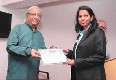 Dr. A. K. Sen Gupta felicitates Prachi Govekar