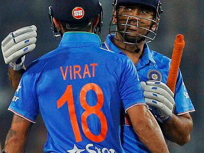 Indias captain Mahendra Dhoni (R) and Virat Kohli