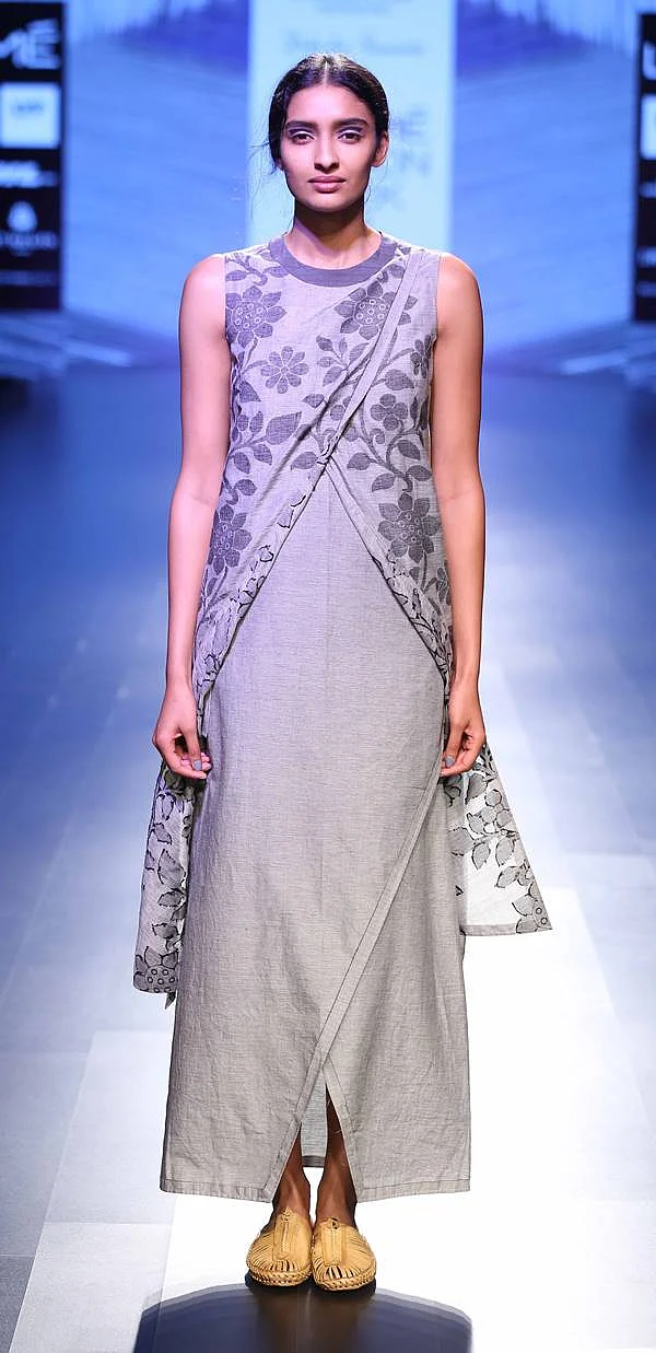 Model walks foar Debashri Samanta at LFW SR 2016
