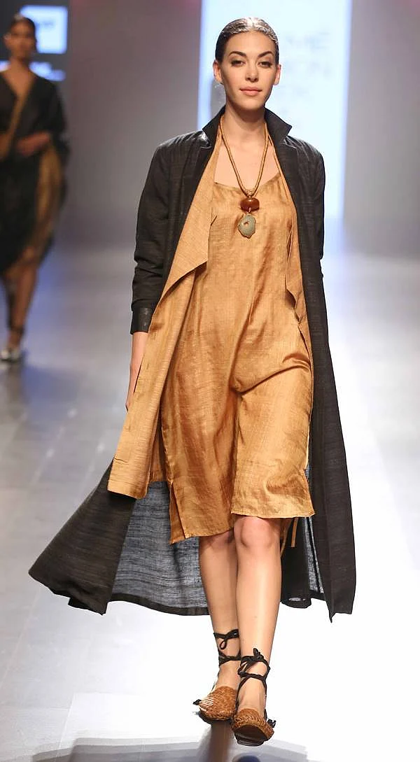 Model walks for Swati Kalsi at LFW SR 2016
