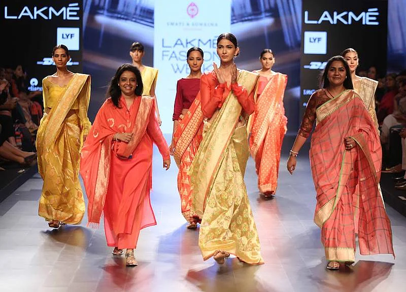 Swati & Sunaina with models at LFW SR 2016