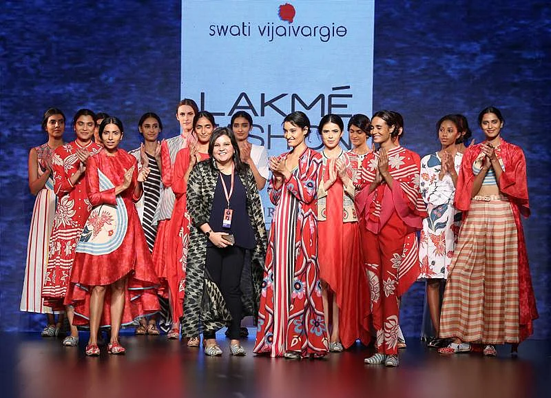 Swati Vijaivargie with models at LFW SR 2016