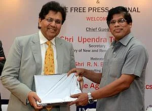 Upendra Tripathy, Secretary, Ministry of New and Renewable Energy, Government of India felicitating Dilip Piramal, President, Indian Merchants’ Chamber on behalf of The Free Press Journal