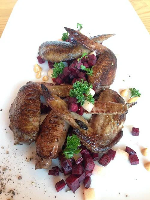 Beetroot tartar with fried chicken wings and apple
