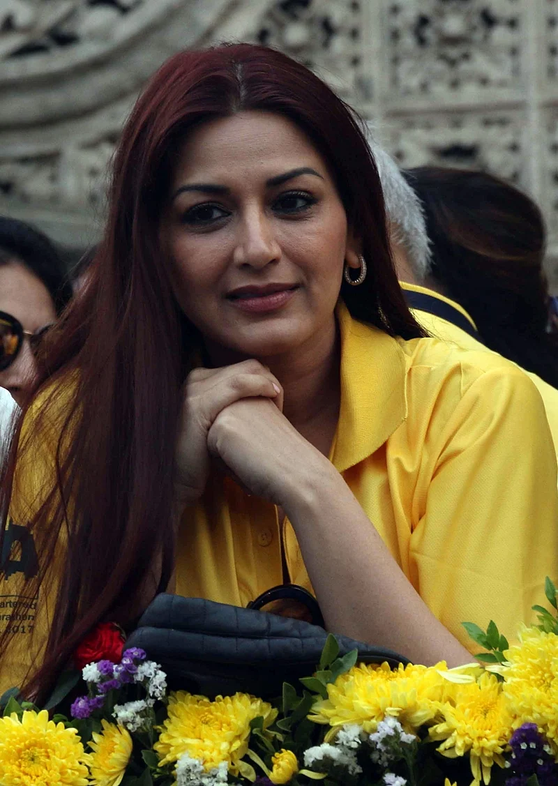 Sonali-Bendre cheering participants at the event