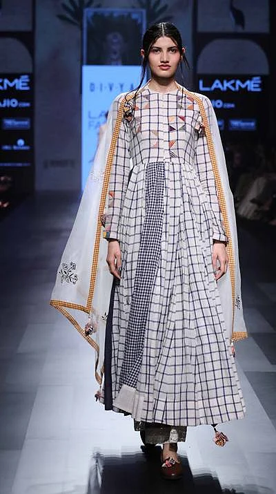Divya Sheth at LFW SR 17