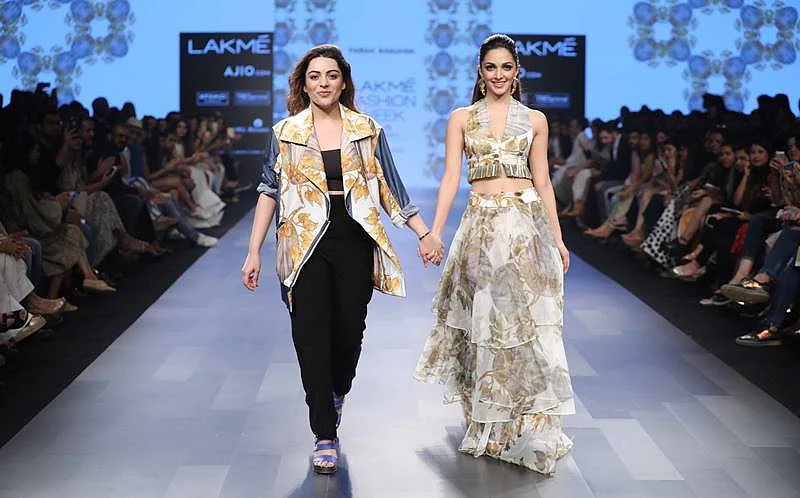 KIARA ADVANI for FARAH SANJANA at LFW SR 17