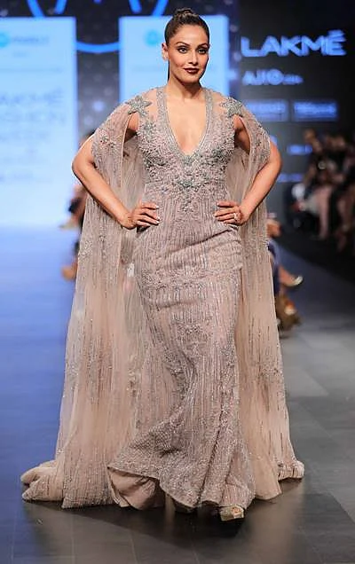 SHOWSTOPPER BIPASHA BASU at FALGUNI SHANE PEACOCK at LFW SR 17