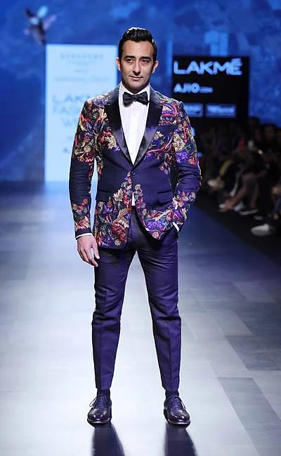SHOWSTOPPER RAHUL KHANNA AT BURGOYNE PRESENTS NARENDRA KUMAR AT LFW SR 17