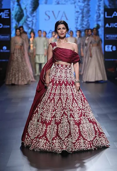 Showstopper Nimrat Kaur for SVA at LFW SR 17