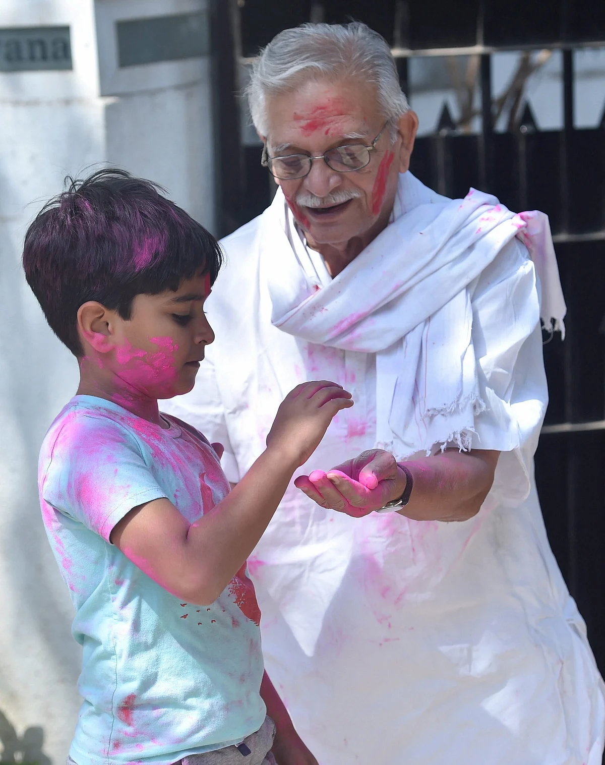 Film-maker, lyricist and writer Gulzar celebrates Holi at his residence in Mumbai on Monday.