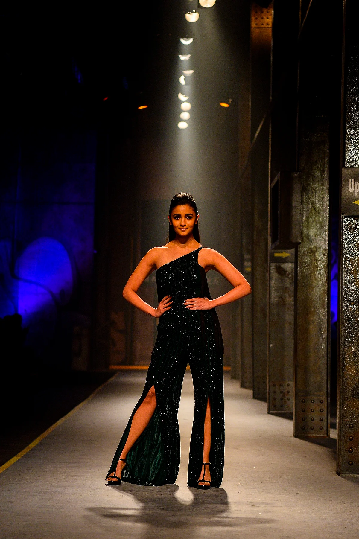 Bollywood actress Alia Bhatt presents a creation by Indian designer Namrata Joshipura during the Amazon India Fashion Week Autumn Winter 2017 on March 17, 2017 in New Delhi. / AFP PHOTO / CHANDAN KHANNA