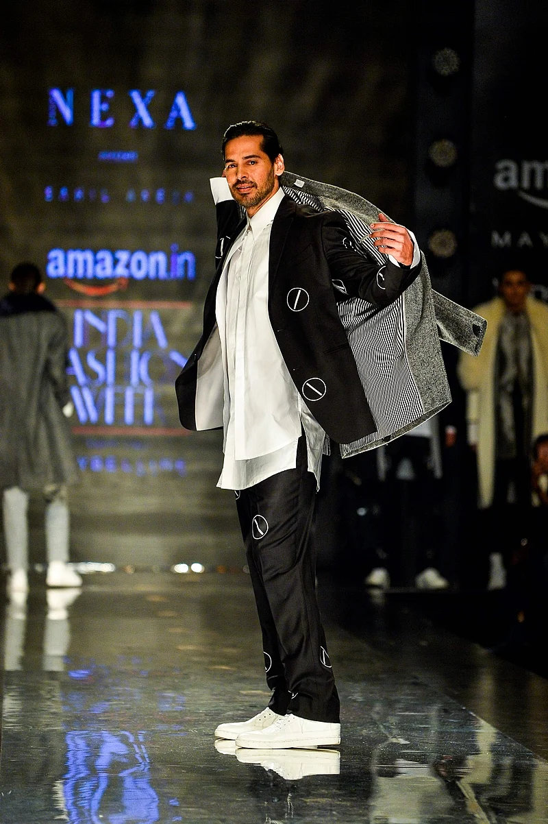 Indian actor Dino Morea presents a creation by Indian designer Sahil Aneja during the Amazon India Fashion Week Autumn Winter 2017 in New Delhi. / AFP PHOTO / CHANDAN KHANNA