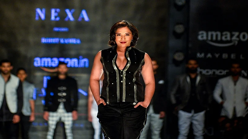 Indian actress Richa Chadha presents a creation by Indian designer Rohit Kamra during the Amazon India Fashion Week Autumn Winter 2017 in New Delhi. / AFP PHOTO / CHANDAN KHANNA