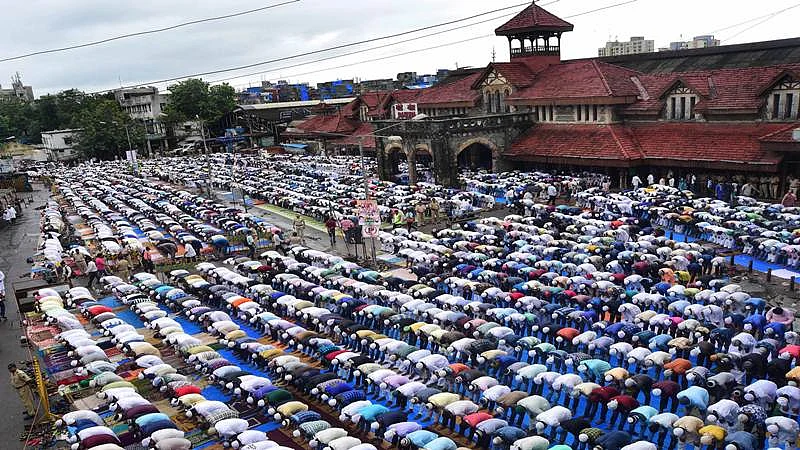MUMBAI: The festival begins with morning prayers EID (Namaz), Muslims gather at Bandra Station mosque. Photo by BL SONI