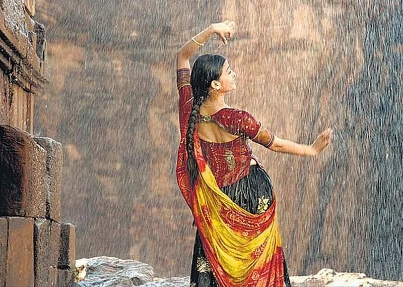 10 Bollywood divas teach you how to be SEXY in a SAREE this monsoon