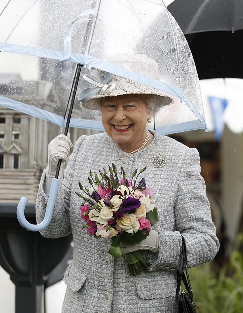 10 most fashionable umbrella moments of Queen Elizabeth
