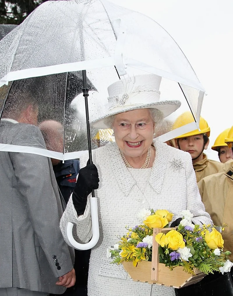 10 most fashionable umbrella moments of Queen Elizabeth