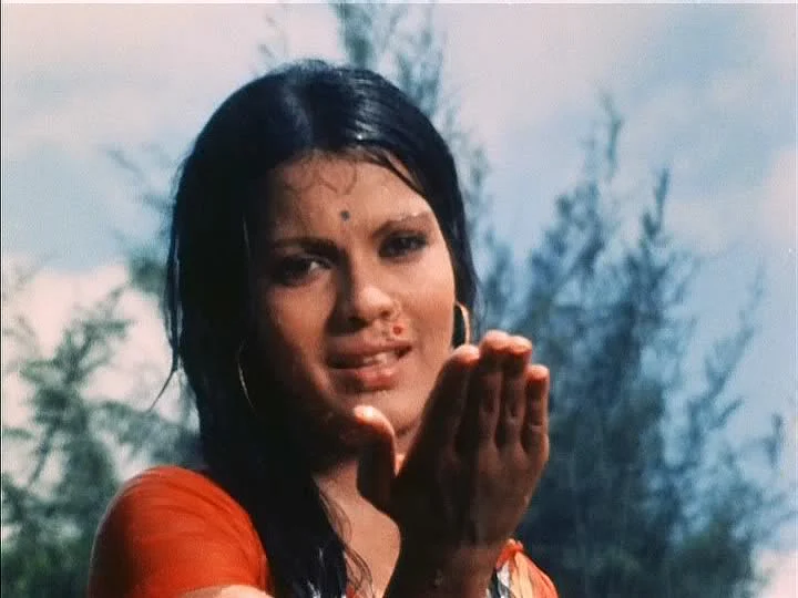 10 Bollywood divas teach you how to be SEXY in a SAREE this monsoon