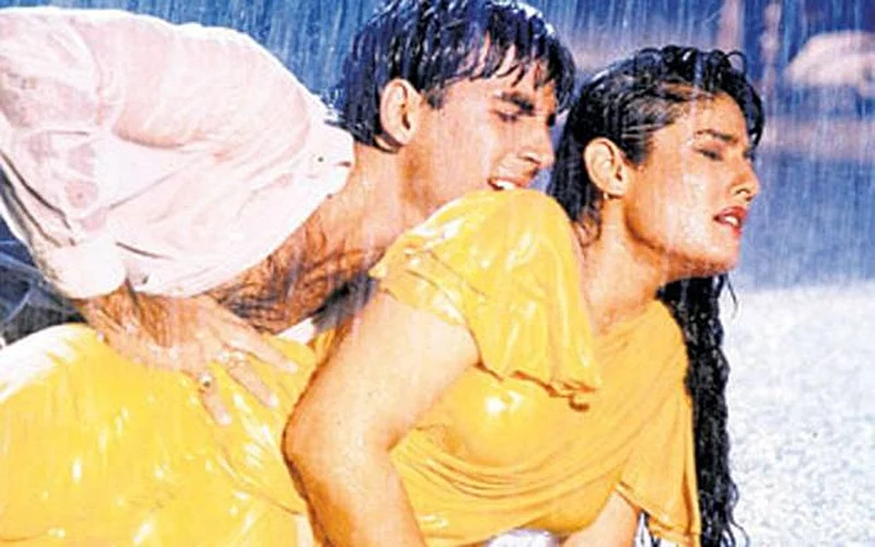 10 Bollywood divas teach you how to be SEXY in a SAREE this monsoon