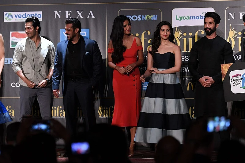 Bollywood actors (L-R) Varun Dhawan, Salman Khan, Katrina Kaif, Alia Bhatt and Shahid Kapoor pose during a press conference ahead of the 18th International Indian Film Academy (IIFA) Festival, in New York City July 13, 2017. / AFP PHOTO / ANGELA WEISS