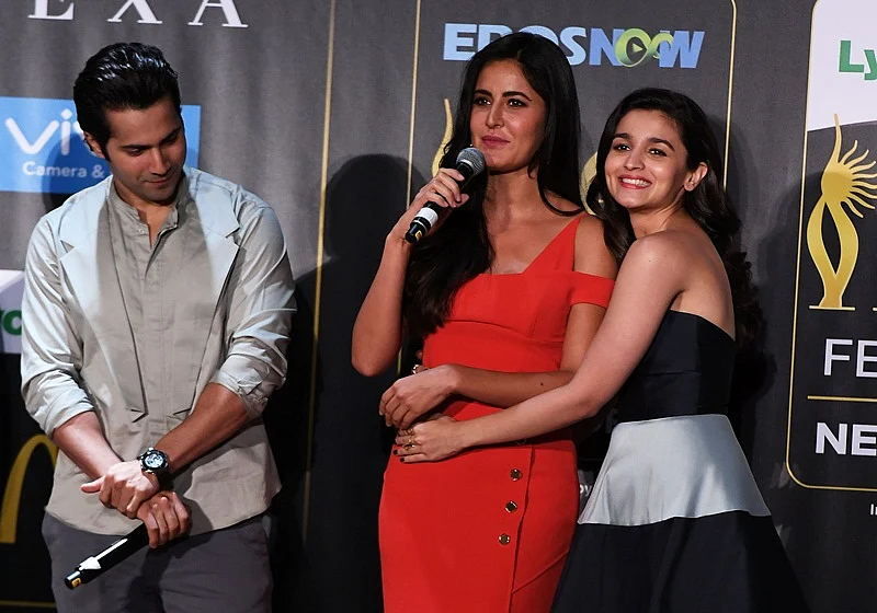 Bollywood actress Alia Bhatt (R) hugs Katrina Kaif as she speaks while actor Varun Dhawan looks on during a press conference ahead of the 18th International Indian Film Academy (IIFA) Festival, in New York City July 13, 2017. / AFP PHOTO / ANGELA WEISS