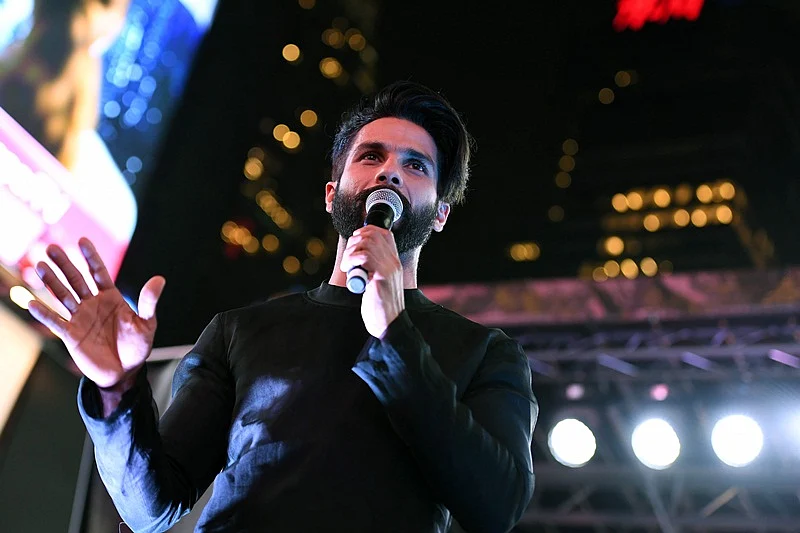 Bollywood actor Shahid Kapoor speaks to fans during IIFA Stomp in the Times Square on July 13, 2017 to kick off the 18th International Indian Film Academy (IIFA) Festival in New York. / AFP PHOTO / ANGELA WEISS