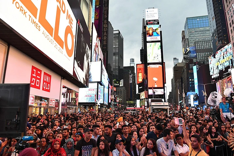 Fans wait to watch Bollywood movie stars during IIFA Stomp in the Times Square on July 13, 2017 to kick off the 18th International Indian Film Academy (IIFA) Festival in New York. / AFP PHOTO / ANGELA WEISS