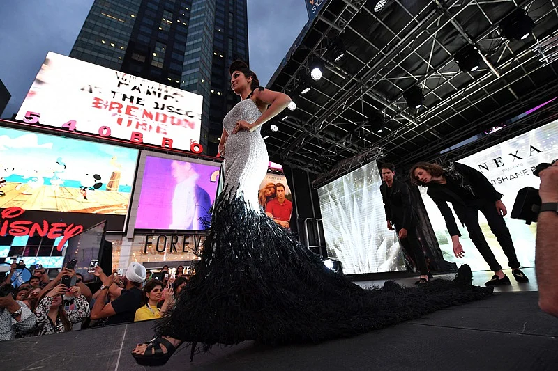 Bollywood actress Shilpa Shetty walks the ramp during IIFA Stomp in the Times Square on July 13, 2017 to kick off the 18th International Indian Film Academy (IIFA) Festival in New York. / AFP PHOTO / ANGELA WEISS