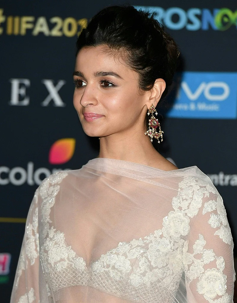 Bollywood Actress Alia Bhatt arrives for IIFA Rocks July 14, 2017 at the MetLife Stadium in East Rutherford, New Jersey during the 18th International Indian Film Academy (IIFA) Festival. / AFP PHOTO / ANGELA WEISS