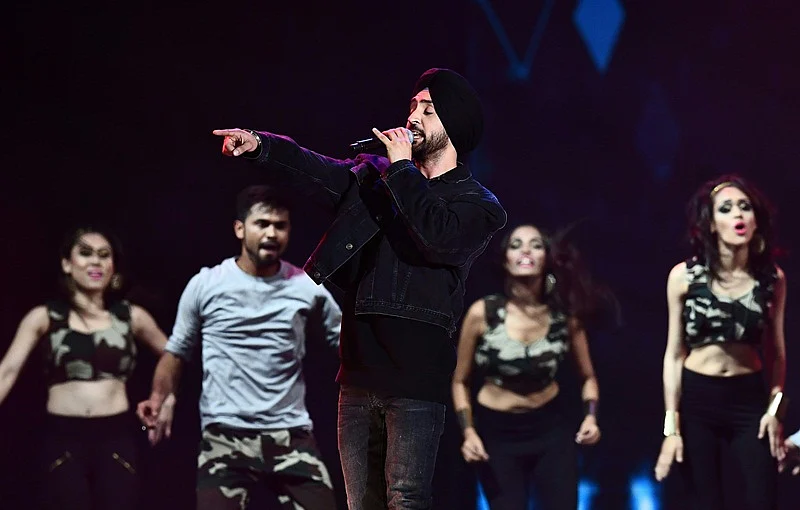 Bollywood Singer Diljit Dosanjh performs on stage during IIFA Rocks July 14, 2017 at the MetLife Stadium in East Rutherford, New Jersey during the 18th International Indian Film Academy (IIFA) Festival. / AFP PHOTO / Jewel SAMAD