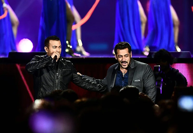 Bollywood singer Kamal Khan and actor Salman Khan (R) speak during IIFA Rocks July 14, 2017 at the MetLife Stadium in East Rutherford, New Jersey during the 18th International Indian Film Academy (IIFA) Festival. / AFP PHOTO / Jewel SAMAD
