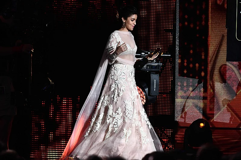 Bollywood actress Alia Bhatt arrives on stage to give an award during IIFA Rocks July 14, 2017 at the MetLife Stadium in East Rutherford, New Jersey during the 18th International Indian Film Academy (IIFA) Festival. / AFP PHOTO / Jewel SAMAD