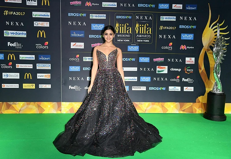 Bollywood actress Alia Bhat poses as she arrives for the IIFA Awards July 15, 2017 at the MetLife Stadium in East Rutherford, New Jersey during the 18th International Indian Film Academy (IIFA) Festival. / AFP PHOTO / ANGELA WEISS