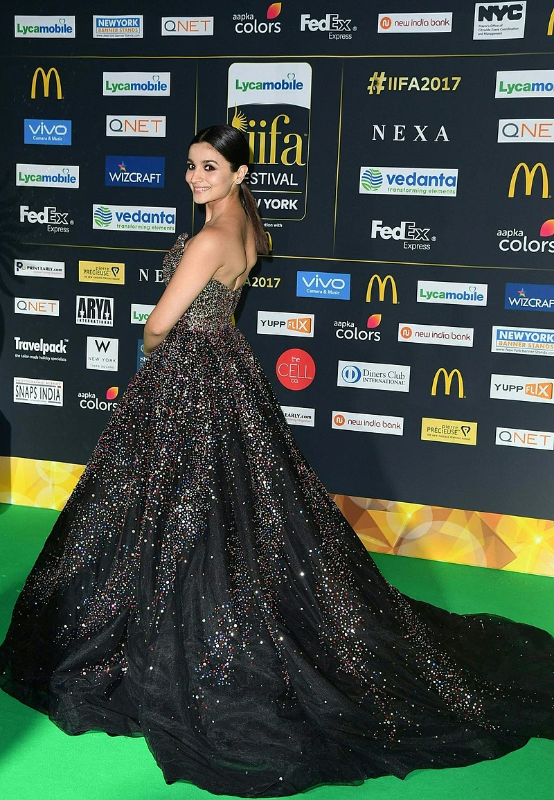 Bollywood actress Alia Bhat poses as she arrives for the IIFA Awards July 15, 2017 at the MetLife Stadium in East Rutherford, New Jersey during the 18th International Indian Film Academy (IIFA) Festival. / AFP PHOTO / ANGELA WEISS