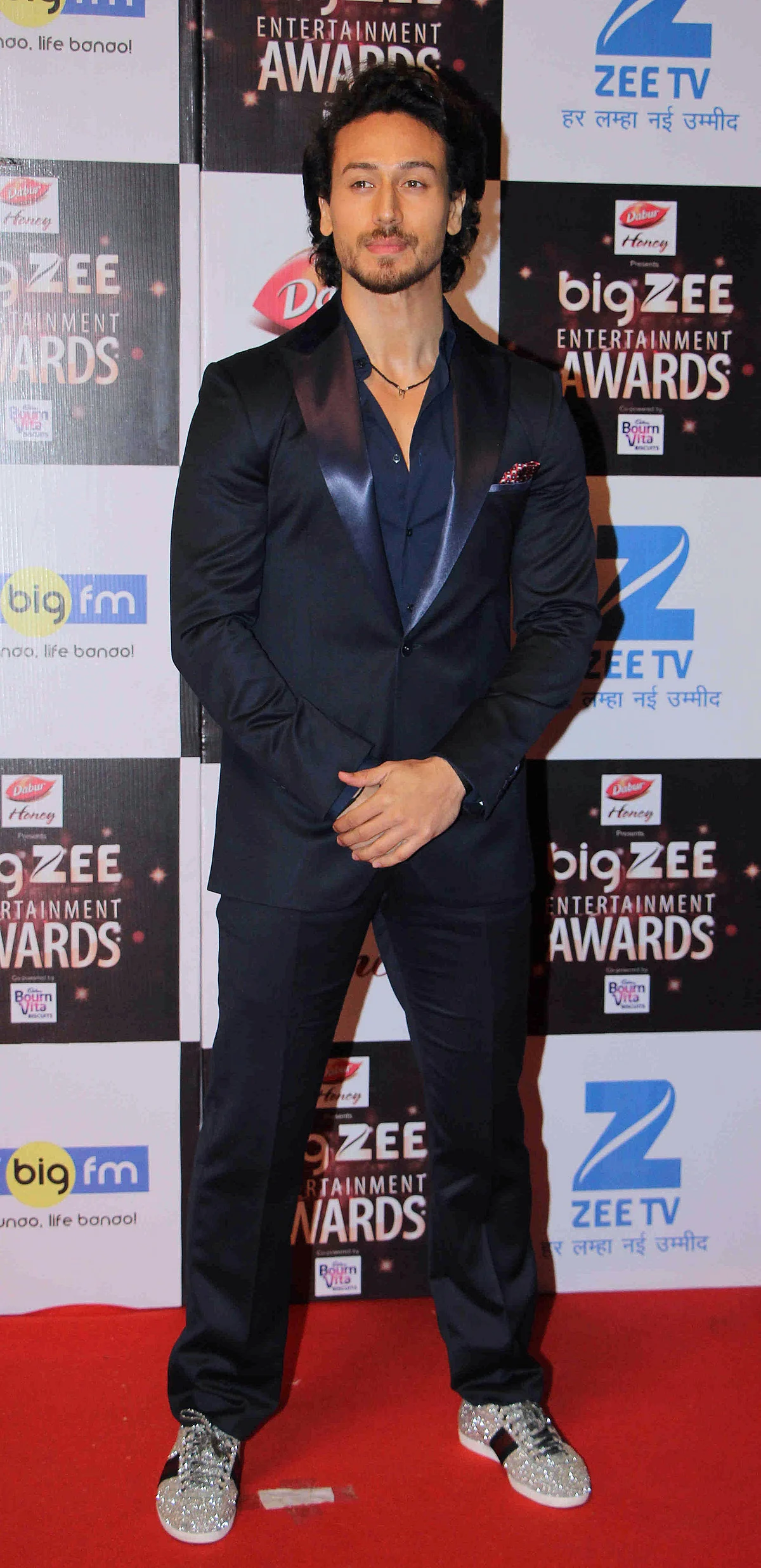 In this photograph taken on July 29, 2017, Indian Bollywood actor Tiger Shroff attends the BIG ZEE Entertainment Awards 2017 ceremony in Mumbai. / AFP PHOTO / STR