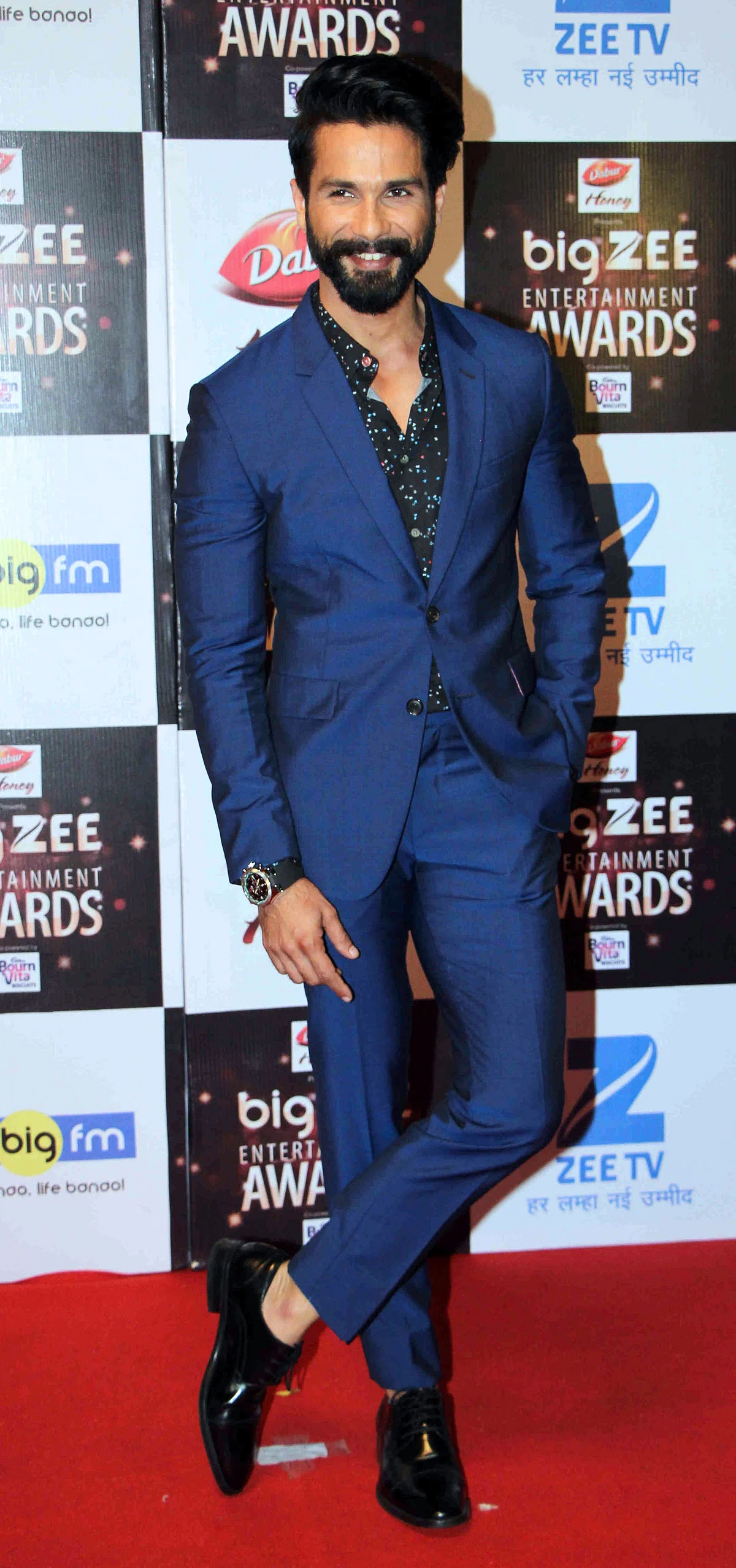 In this photograph taken on July 29, 2017, Indian Bollywood actor Shahid Kapoor attends the BIG ZEE Entertainment Awards 2017 ceremony in Mumbai. / AFP PHOTO / STR
